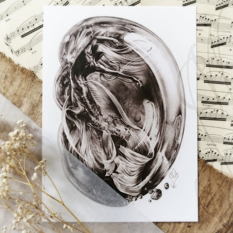 Pu&ograve; includere: Illustrazione in bianco e nero di una sirena all'interno di una bolla. La sirena ha lunghi capelli fluenti e una coda di pesce dettagliata. L'opera d'arte &egrave; su sfondo bianco, con note musicali e fiori secchi sullo sfondo.