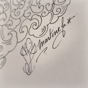 K&ouml;nnte beinhalten: Nahaufnahme einer wei&szlig;en Oberfl&auml;che mit Kalligraphie in schwarzer Tinte. Der Schriftzug lautet "martine fax" in eleganter Schreibschrift, begleitet von dekorativen Wirbeln und wolkenartigen Mustern. Das Bild hat eine weiche, k&uuml;nstlerische &Auml;sthetik.