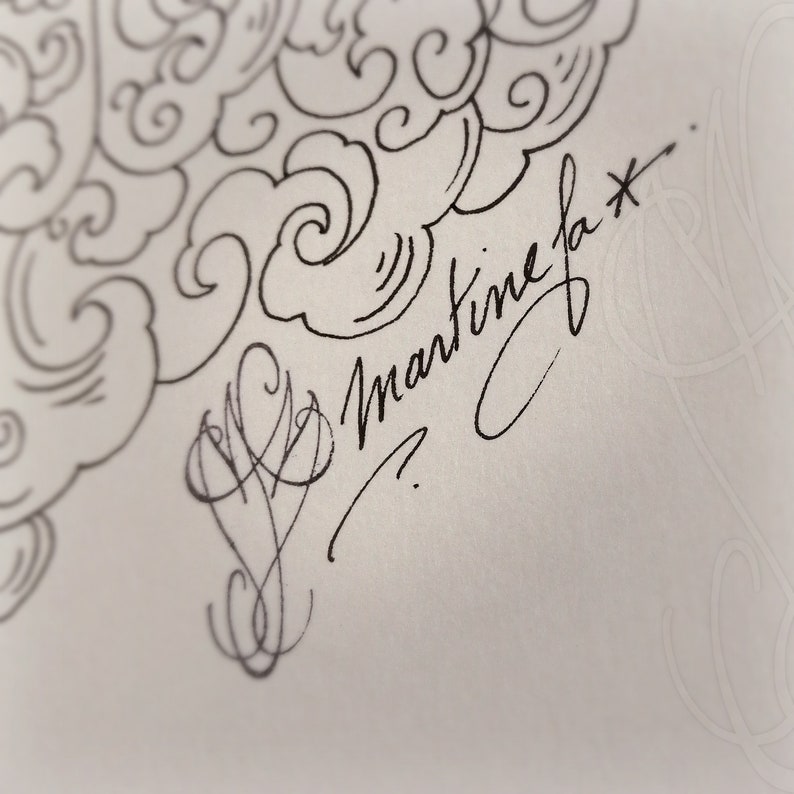 K&ouml;nnte beinhalten: Nahaufnahme einer wei&szlig;en Oberfl&auml;che mit Kalligraphie in schwarzer Tinte. Der Schriftzug lautet "martine fax" in eleganter Schreibschrift, begleitet von dekorativen Wirbeln und wolkenartigen Mustern. Das Bild hat eine weiche, k&uuml;nstlerische &Auml;sthetik.