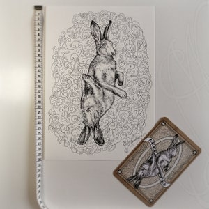 K&ouml;nnte beinhalten: Schwarz-Wei&szlig;-Illustration eines Hasen mit wirbelndem Hintergrund und einer Spielkarte mit &auml;hnlichem Design. Ein Ma&szlig;band zeigt, dass das Kunstwerk etwa 76 cm hoch ist.