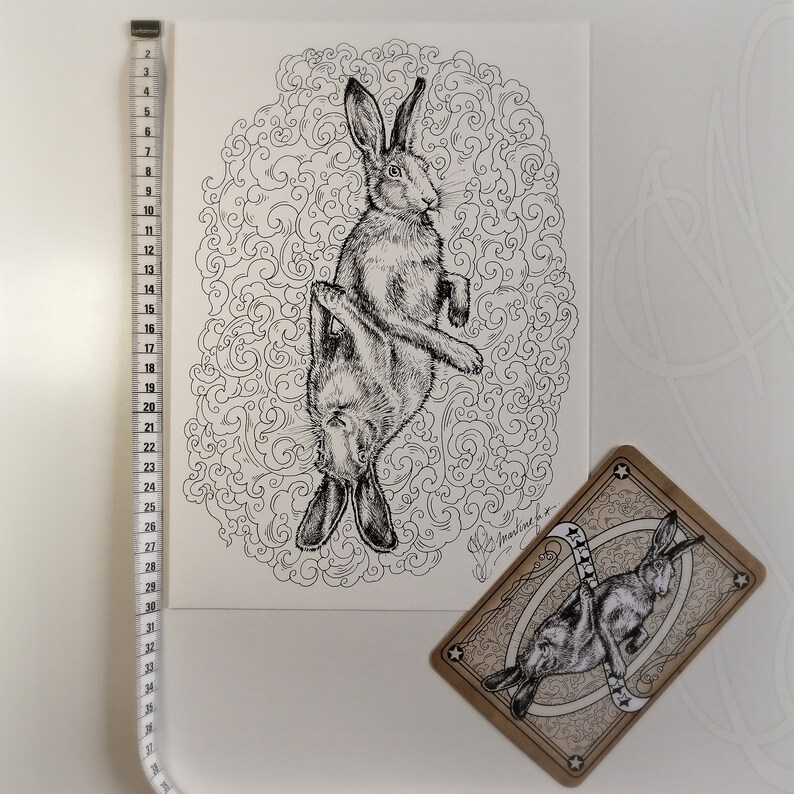 K&ouml;nnte beinhalten: Schwarz-Wei&szlig;-Illustration eines Hasen mit wirbelndem Hintergrund und einer Spielkarte mit &auml;hnlichem Design. Ein Ma&szlig;band zeigt, dass das Kunstwerk etwa 76 cm hoch ist.