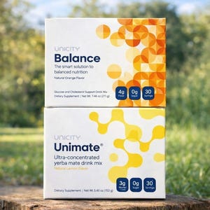 Peut inclure: Une tasse en c&eacute;ramique blanche avec une anse noire et le texte "But First, Coffee" en noir, dans une police manuscrite. La tasse est pos&eacute;e sur une surface blanche.