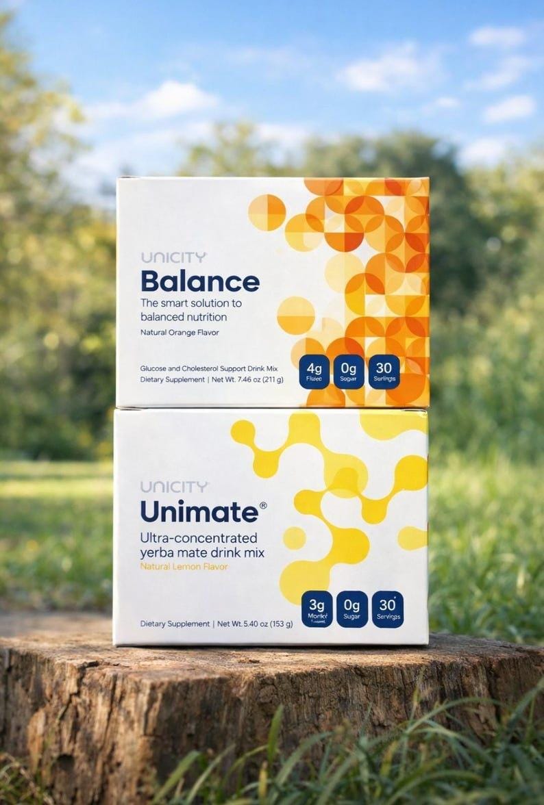 Peut inclure: Une tasse en c&eacute;ramique blanche avec une anse noire et le texte "But First, Coffee" en noir, dans une police manuscrite. La tasse est pos&eacute;e sur une surface blanche.