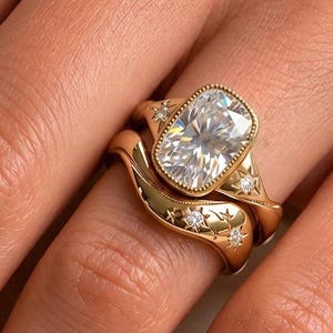 Conjunto de anillos de boda de tres piedras con cojín alargado y milgrain, conjunto de anillos de moissanita con diseño de estrella redonda y ondas, regalo para ella.