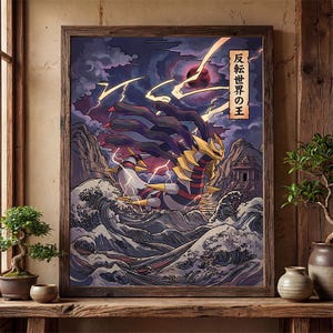 Pode incluir: Impressão emoldurada com uma criatura mítica em tons de amarelo e vermelho, contra um céu tempestuoso e ondas do oceano. A obra de arte inclui texto japonês e é exibida em uma superfície de madeira.