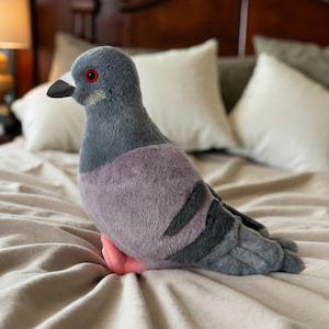 Peluche realista de paloma: un suave peluche ideal para abrazar, perfecto para niños y coleccionistas.