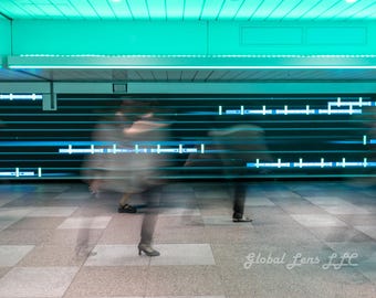 新宿駅の長時間露光プリント、東京の通勤者の動きがぼやけている様子、現代の都市の光（デジタルダウンロード）