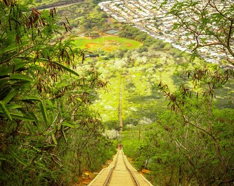 ココ・クレーター鉄道跡地の風景写真、オアフ島ハワイの風景、急な線路のハイキング（デジタルダウンロード）