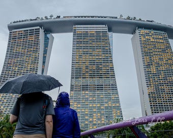 マリーナベイサンズの雨の写真、傘をさしたカップル、雰囲気のある都会の旅行写真プリント（デジタルダウンロード）