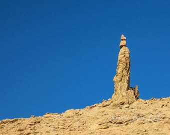 ロトの妻の死海壁画、ヨルダンの聖書ゆかりの地の写真、砂漠の岩層、ミニマルな風景プリント（デジタルダウンロード）