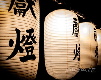 京都の灯籠、伏見稲荷大社の写真、温かみのある光でプリント（デジタルダウンロード）