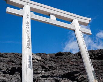 富士山の鳥居の写真、山頂の風景、ミニマルな山岳プリント（デジタルダウンロード）