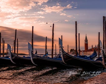 ベネチアのゴンドラと夕日の運河の写真プリント、ロマンチックなイタリア旅行（デジタルダウンロード）
