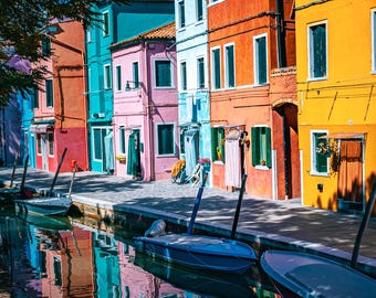 ブラーノ島のカラフルな家々、ベネチア、イタリアの運河の写真プリント（デジタルダウンロード）