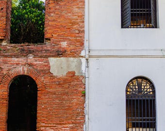 フィリピン建築写真、窓が4つ、レンガ造りの白い建物の詳細（デジタルダウンロード）