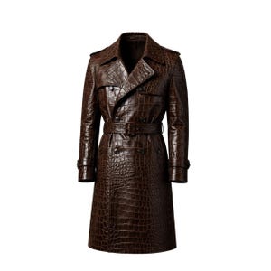 Op de afbeelding: Een bruine, dubbelbreasted trenchcoat met een krokodillenleertextuur. De jas heeft een reverskraag, een riem in de taille en manchetten met knopen. De jas is een klassiek ontwerp, geschikt voor diverse gelegenheden.