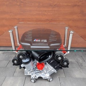 Stolik kawowy z silnikiem BMW M3 E92 V8 | S65 V8 | Meble samochodowe M Power