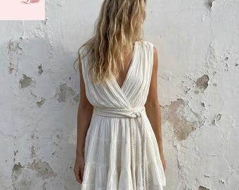 Sukienka mini z gazy: odkryte plecy, wiązanie w talii, falbana u dołu, styl boho