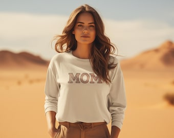 Sudadera estilo retro MOM Collegiate / Jersey, base color crema, tipografía rosa