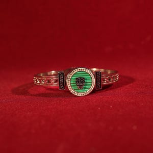 Bracciale rigido Green Panther in acciaio al titanio color oro con cerniera e motivo a chiave greca, gioiello di tendenza