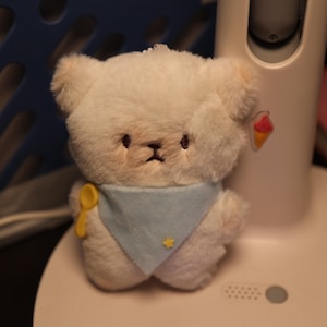 Portachiavi in peluche a forma di gatto gourmet, ciondolo per borsa a forma di gattino color crema con sciarpa blu, ciondolo kawaii a forma di gatto buongustaio, accessorio carino per zaino, regalo per amanti dei gatti