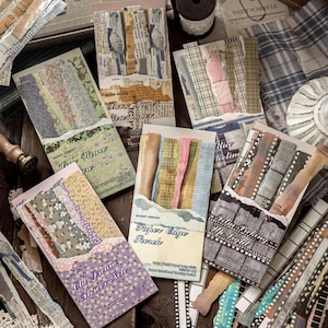 Peut inclure: Un ensemble de six paquets de papier rectangulaires contenant des bandes décoratives assorties. Chaque paquet présente des échantillons de papier aux bords déchirés avec des motifs floraux, à carreaux, journaux et pellicules avec des textes comme Old Dream Flower Note.