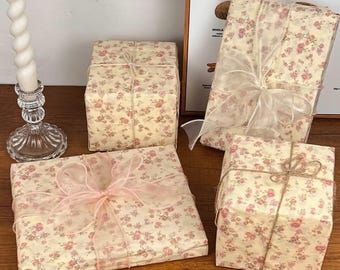 Rosa silkespapper med små blommönster, presentinslagning, förpackning för småföretag, presentaskfodral, 50 x 61 cm