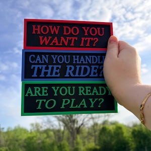 Luces apagadas, al día, juego en marcha: letreros inspirados en libros / Merchandising de Into The Darkness / Hombres enmascarados