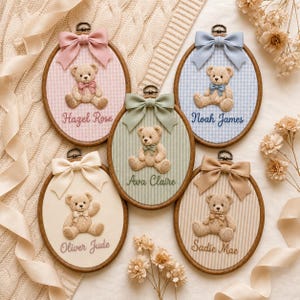 Puede incluir: Cinco bastidores de bordado ovalados de madera con fondos de tela, aplicaciones de ositos de peluche y lazos. Los bastidores muestran los nombres Hazel Rose, Noah James, Ava Claire, Oliver Jude y Sadie Mae bordados en tela de cuadros o rayas.