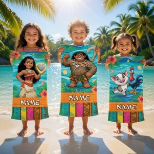 Pu&ograve; includere: Tre bambini che tengono asciugamani da spiaggia personalizzati con personaggi di un popolare film d'animazione. Gli asciugamani hanno uno sfondo blu con illustrazioni di personaggi, accenti floreali e una sezione nome personalizzabile in arancione.