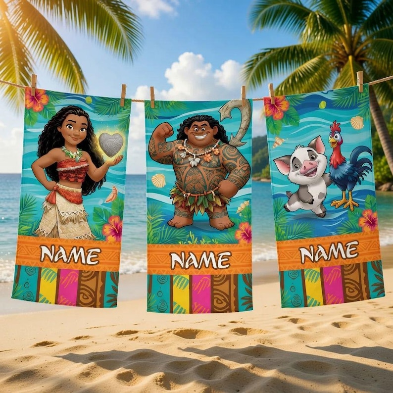 Pu&ograve; includere: Tre teli da mare con personaggi dei cartoni animati, appesi a un filo. Ogni telo presenta un personaggio diverso, con la parola "NAME" stampata in basso. Lo sfondo mostra una scena di spiaggia con palme e acqua blu.
