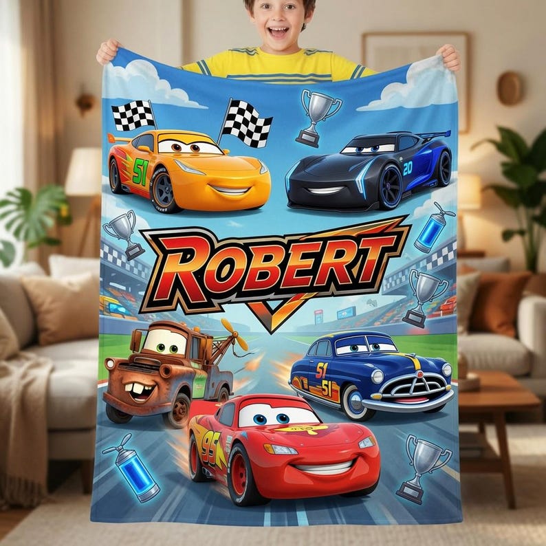 Puede incluir: Una manta de forro polar suave con un tema vibrante de coches de carreras y el nombre ROBERT impreso en letras grandes. El dise&ntilde;o incluye coches de dibujos animados coloridos, banderas a cuadros, trofeos plateados y botellas de &oacute;xido nitroso.