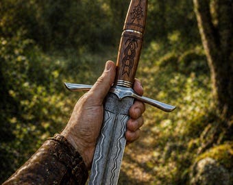 Spada vichinga in acciaio di Damasco realizzata a mano su misura, con impugnatura in legno incisa, spada lunga medievale, regalo da collezione.