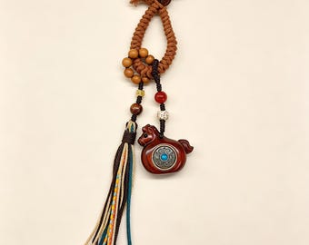 Llavero con dije de caballo tallado en sándalo rojo, cuentas de ágata y luna estrellada con borla, adorno decorativo bohemio de la suerte