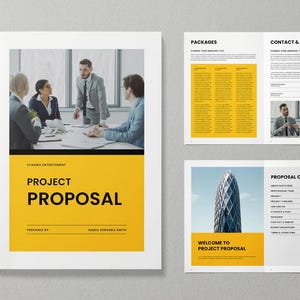 Könnte beinhalten: Eine Projektvorschlag-Dokumentvorlage mit gelb-weißem Layout. Das Deckblatt zeigt ein Foto eines Geschäftstreffens mit dem Text PROJECT PROPOSAL. Die Innenseiten enthalten Paketdetails, Kontaktinformationen und ein Inhaltsverzeichnis.