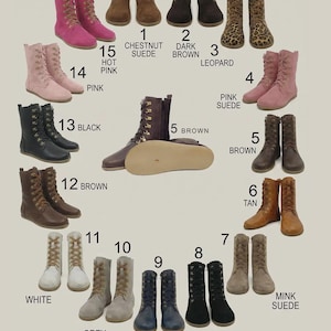 Op de afbeelding: Een collectie dameslaarzen in diverse kleuren en stijlen, waaronder roze su&egrave;de, zwart su&egrave;de en luipaardprint. De laarzen worden gepresenteerd op een neutrale achtergrond, met kleurlabels zoals "Chestnut Suede" en "Navy Blue."