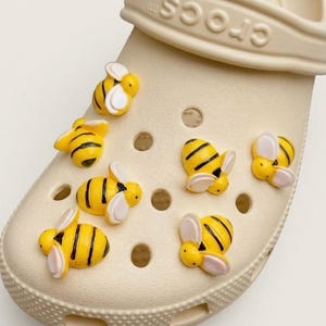 Puede incluir: Un juego de tres tazas de cerámica con un acabado mate moteado. Las tazas son de color crema, gris claro y gris oscuro. Cada taza tiene un diseño simple y minimalista.