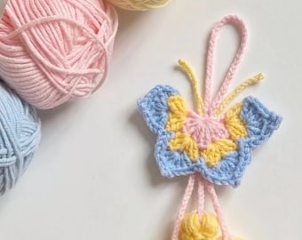 Colgante para bolso de mariposa de lirio del valle hecho a mano a crochet, accesorio de mariposa amigurumi, regalo bohemio floral para colgar en el espejo del coche, regalo para ella.