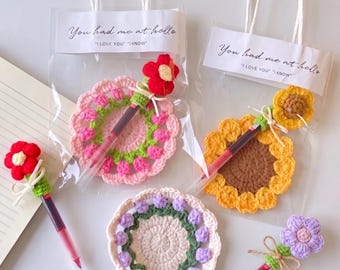 Posavasos de girasol de ganchillo hecho a mano con bolígrafo, posavasos floral estético para profesores, decoración de escritorio con ramo de ganchillo, regalo de vuelta al cole