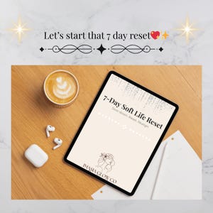 Könnte beinhalten: Ein digitales Tablet mit dem Text "7-Day Soft Life Reset" und dem Slogan "Slow down. Reset. Realign." Eine Tasse Kaffee, kabellose Ohrhörer und ein Ladecase befinden sich auf einer Holzoberfläche. Der Text "Let's start that 7 day reset" steht oben.