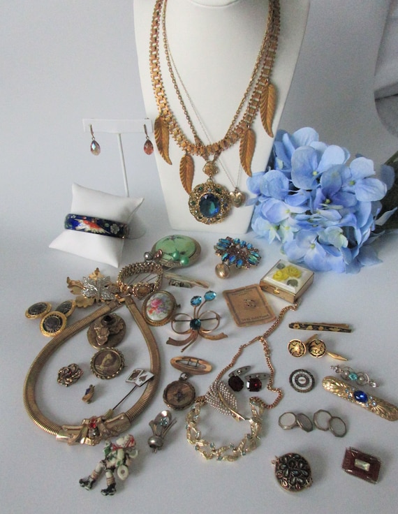 Large Lot of ~ VINTAGE Wearable JEWELRY LOT ~ Neck