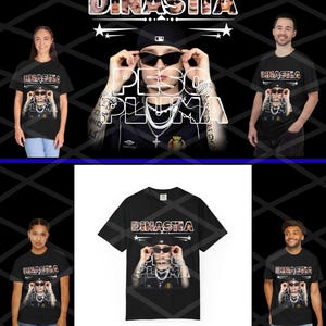 Könnte beinhalten: Schwarze T-Shirts mit dem Text "DINASTIA" und einem Bild einer Person mit Sonnenbrille. Der Text "PESO PLUMA" ist ebenfalls sichtbar. Der Hintergrund ist schwarz mit einem geometrischen Muster.