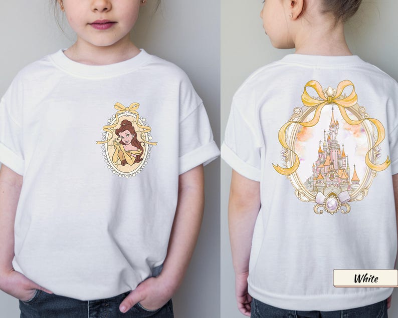 Op de afbeelding: Een wit T-shirt met korte mouwen met een kleine ovale afbeelding op de borst met een bruinharig personage in een gele jurk in een gouden lijst, en een grote afbeelding op de achterkant van een kasteel in een gouden lijst met een geel lint.