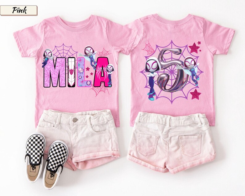K&ouml;nnte beinhalten: Zwei rosa T-Shirts mit passenden Shorts und Schuhen. Ein Shirt zeigt den Namen "MILA" mit einem Spinnennetz-Design und Zeichentrickfiguren. Das andere Shirt hat eine gro&szlig;e Zahl "5" mit Zeichentrickfiguren und Sternen.