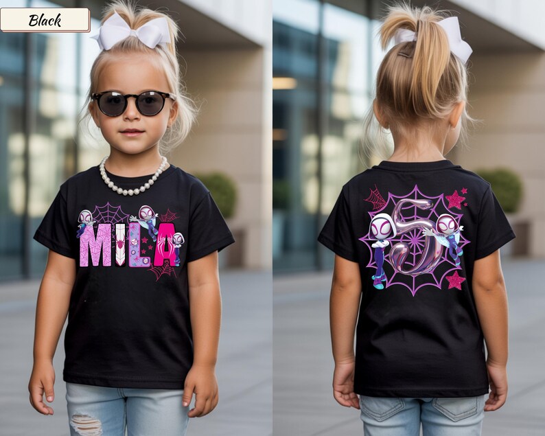 K&ouml;nnte beinhalten: Schwarzes T-Shirt mit dem Namen "MILA" in Rosa und Lila, Spinnennetz- und Cartoon-Charakter-Design. Auf der R&uuml;ckseite befindet sich eine gro&szlig;e "5" mit zwei Charakteren und Spinnennetzen. Das T-Shirt wird von einem Kind getragen.