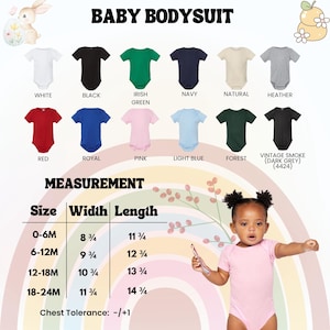 K&ouml;nnte beinhalten: Eine Auswahl an Baby-Bodys in verschiedenen Farben, darunter Wei&szlig;, Schwarz und Rot. Das Bild zeigt den Text "BABY BODYSUIT" und eine Gr&ouml;&szlig;entabelle mit Ma&szlig;en in Zoll. Die Bodys sind in Gr&ouml;&szlig;en von 0-6 Monaten bis 18-24 Monaten erh&auml;ltlich.