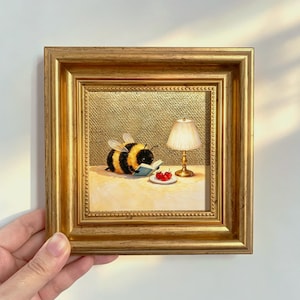 Mini peinture à l'huile d'insectes à la feuille d'or « Abeille lectrice du soir » – Décoration artistique sur le thème de la lecture, cadeau pour les amoureux des livres et des abeilles