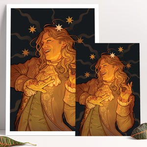 Peut inclure: Impression artistique représentant une personne souriante aux longs cheveux ondulés, ornée d'étoiles. La personne porte un manteau marron, une chemise à volants et un gilet vert sur fond bleu foncé. L'œuvre a une palette de couleurs dorées et chaudes.