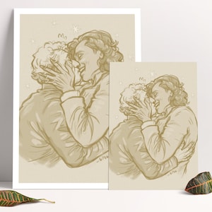 Puede incluir: Dos impresiones artísticas en tonos sepia representan un tierno abrazo entre dos figuras, con sus rostros cerca en un beso. La obra de arte, con una estética vintage, presenta líneas suaves y una cálida paleta de colores. Las impresiones se exhiben sobre un fondo blanco, con una hoja en primer plano.