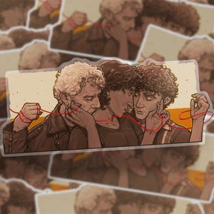 Pode incluir: Um autocolante com uma ilustração de três figuras com cabelo encaracolado, ligadas por um fio vermelho. As figuras estão num abraço próximo, com a mão de uma figura a tocar no rosto de outra. O autocolante tem uma borda transparente.